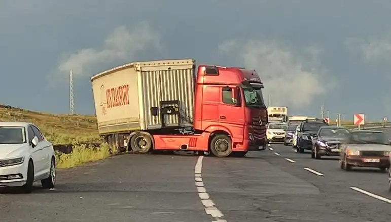 TIR Kayıtları Sorun Yarattı: Uzun Araç Kuyrukları ve Yol Kapanmaları
