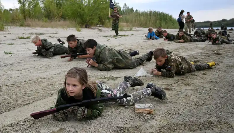 Rusya'da 8 Yaşındaki Çocuk Savaşçılar Askeri Kampta Eğitim Alıyor