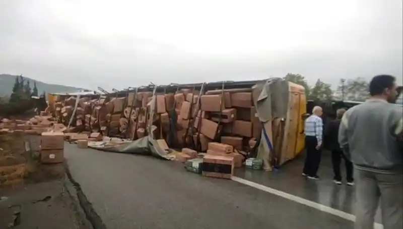 TEM Otoyolu'nda TIR Devriği: Ankara Yolu Trafiğe Kapandı