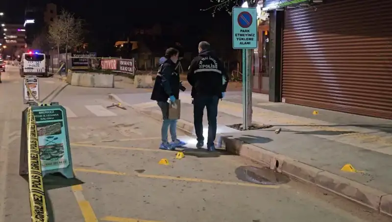 Pideci Dükkanında Yaşanan Kanlı Kavga: Bir Kişi Hayatını Kaybetti, Üç Yaralı