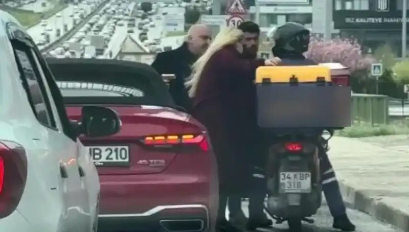 D-100’te Korkunç Olay: Motokuryeye Silah Çeken Sürücü Gözaltına Alındı
