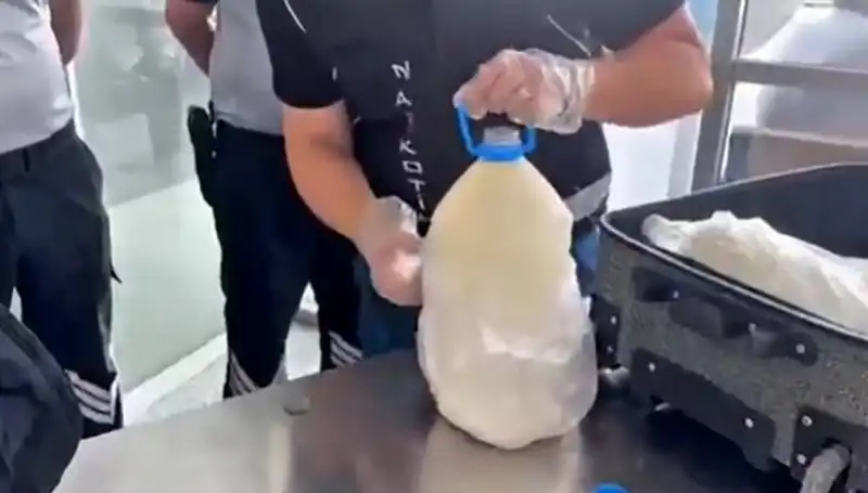 Havalimanında 12 Kilo 800 Gram Süt Şişesi İçinde Ele Geçirildi: Skandalın Perde Arkası
