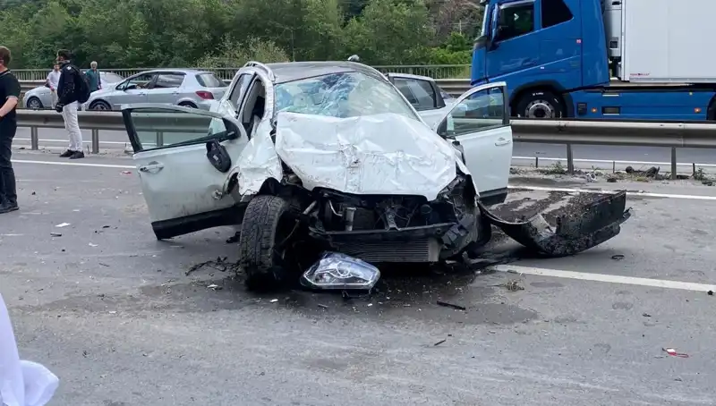 Yolda Korkunç Kaza: 3 Yaralı, Araç Beton Kanala Girdi!