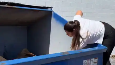 Alışverişi Bırakıp Çöp Karıştırmakla İki Yılda 2 Milyon TL Kazandı