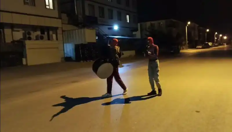 Erzincan Sokaklarında Sahur Neşesi: Örümcek Adamlar Ritim Tutuyor!