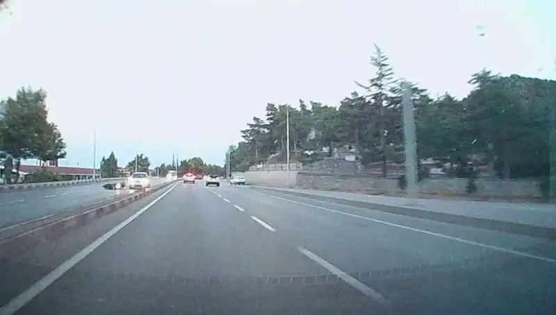 Otomobil ile Motosiklet Çarpıştı: Kaza Anı ve Sonrası Gözler Önünde!