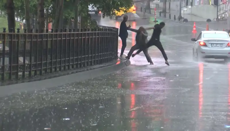 İstanbul ve İzmir İçin Meteorolojiden Turuncu Kodlu Uyarı: Hava Koşulları Şiddetlenecek!