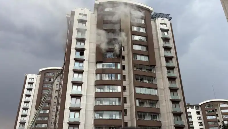 Ankara'da 14 Katlı Binada Yangın: Yaşanan Can Pazarı Gözler Önünde!