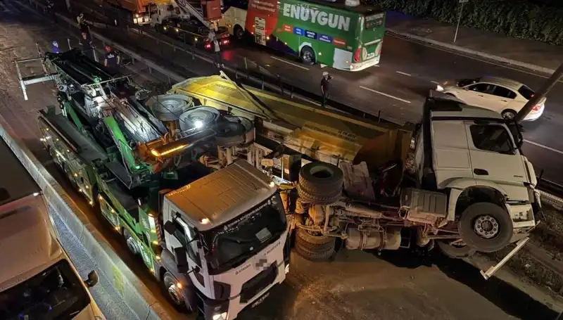 Moloz Yüklü Hafriyat Kamyonu Devrildi: Olay Yerinden Çarpıcı Görüntüler