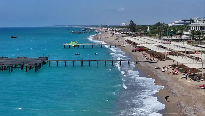 Antalya Sahillerinde Güneşli Hava Keyfi: Tatilcilerin Tercihi Oldu