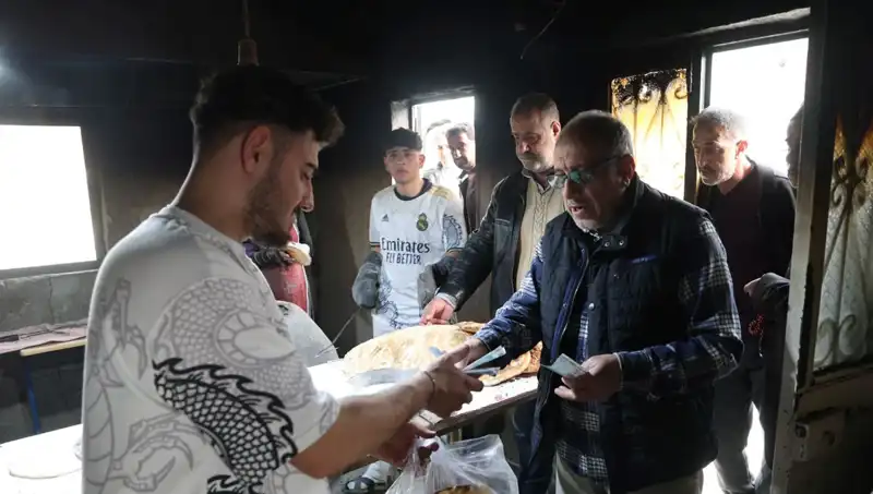 Ekmek İçin 7 Kilometre Yola Düşenler: Saat 15.00'te Yoğunluk Artıyor