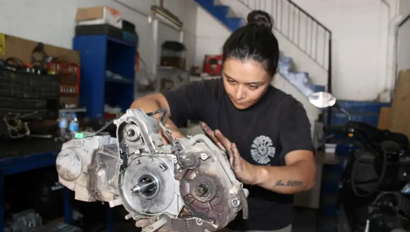 Motor Ustasının Eşi Çırak Bulmakta Zorlandı, Hayriye Cesurca Girişti!