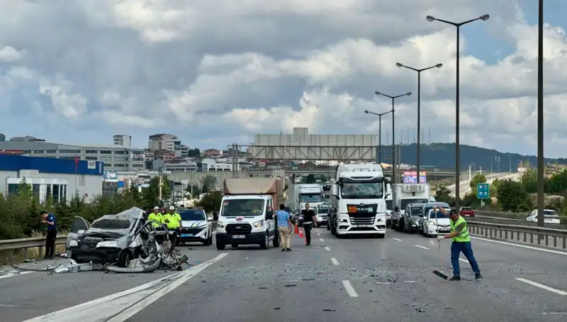 Otoyolda Meydana Gelen Kazada Üç Kişi Araçta Sıkıştı, Trafik Kilitlendi