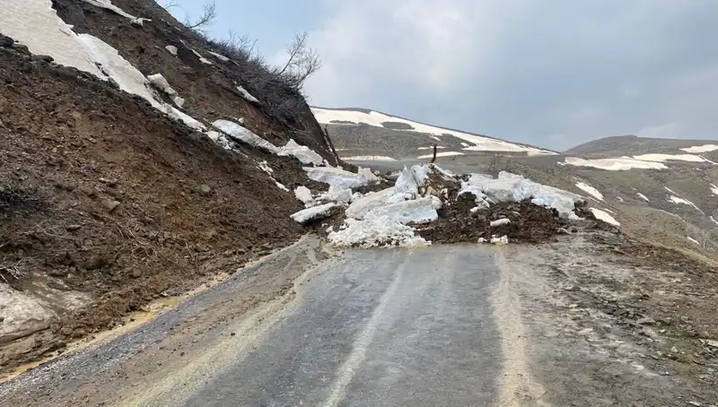 Muş’ta Heyelan Sonrası Kapalı Köy Yolu Yeniden Ulaşıma Açıldı