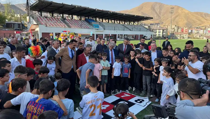 Hakkari'de Renkli Anlar: Anadolu Şenliği Coşkuyla Başladı