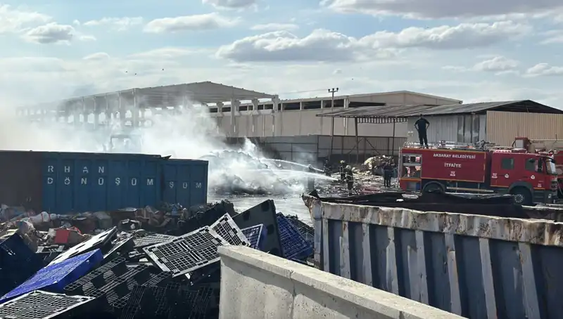 Aksaray'da Geri Dönüşüm Fabrikasında Korkutan Yangın: İtfaiye Seferber Oldu!
