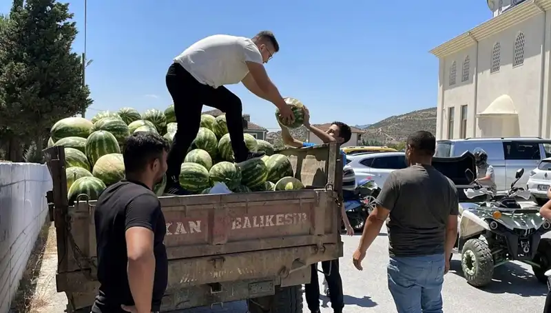Unutulmaz Karpuz Partisi: Tonlarca Karpuz Ücretsiz Dağıtıldı!