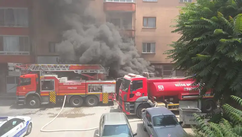 Niğde'de Beyaz Eşya Deposunda Korkutan Yangın: Can ve Mal Kaybı