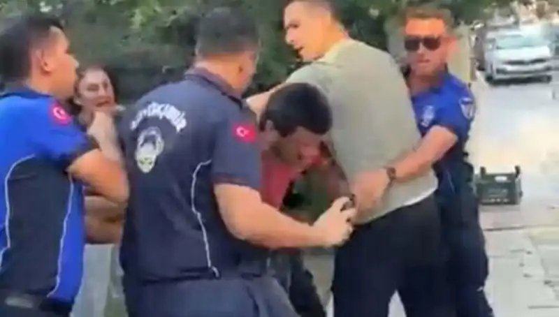 Seyyar Satıcıya Zabıtanın Sokak Ortasında Yaşattığı Şok Edici Dayak Olayı