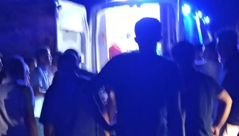 Uçuruma Yuvarlanan Otomobilin Sürücüsü Hayat Mücadelesi Veriyor