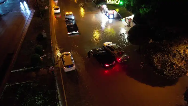 Adana’da Fırtına Gibi Yağmur: Cadde ve Yollar Sular Altında Kaldı