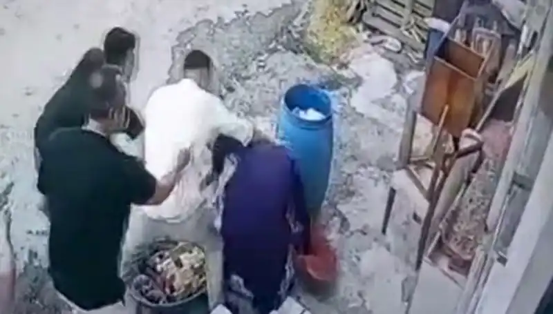 Başakşehir'de Bidon Kavgası: Baba ve Oğul, Kadını Darbetti