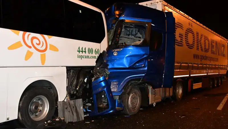 Tur Otobüsü Tırla Çarpıştı: 13 Kişi Hastanelik Oldu!