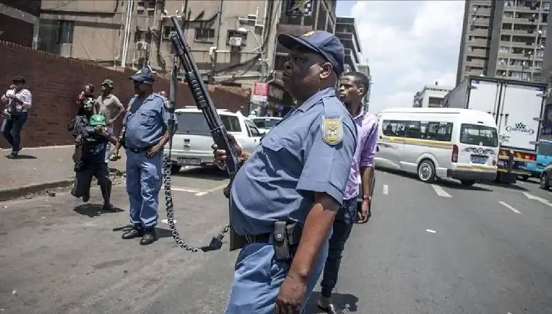Güney Afrika'da Dedektif Suikastı: 12 Asker Tutuklandı, Sır Perdesi Aralanıyor!