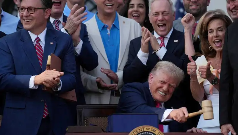 Trump'tan Ekonomi İçin Tarihi Adım: "Büyük, Güzel Yasa Tasarısı" İmza Altına Alındı