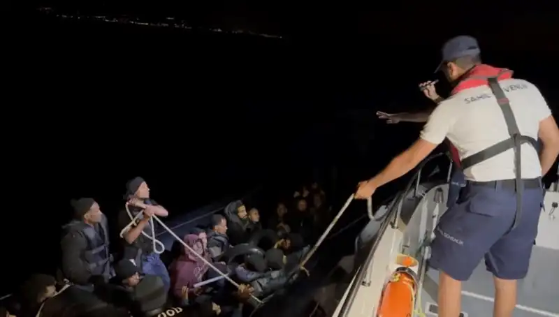 Çeşme'de Korkunç Anlar! 42 Kaçak Göçmen Denizde Kurtarıldı
