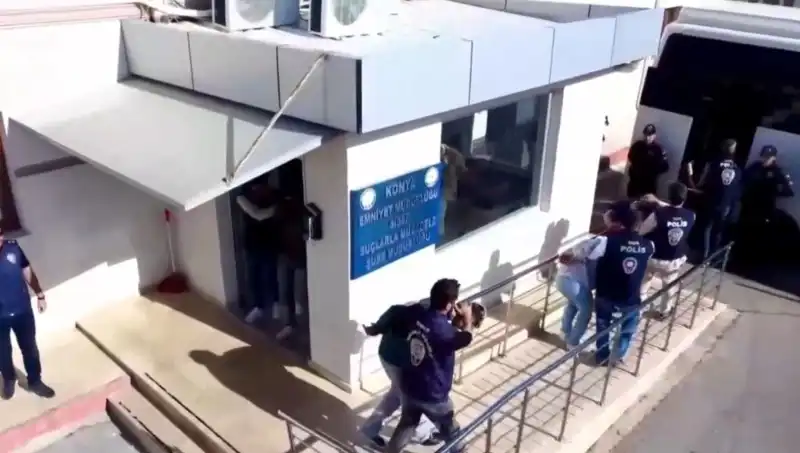 Türkiye’nin 10 İlinde Büyük Dolandırıcılık Operasyonu: 13 Kişi Tutuklandı