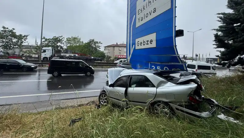 Trafik Levhasına Çarpan Araçta Komik Anlar ve Bir Yaralı