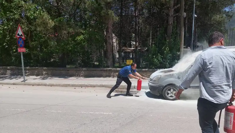 Emniyet Binasının Önünde Alev Alan Araç Faciayı Önledi