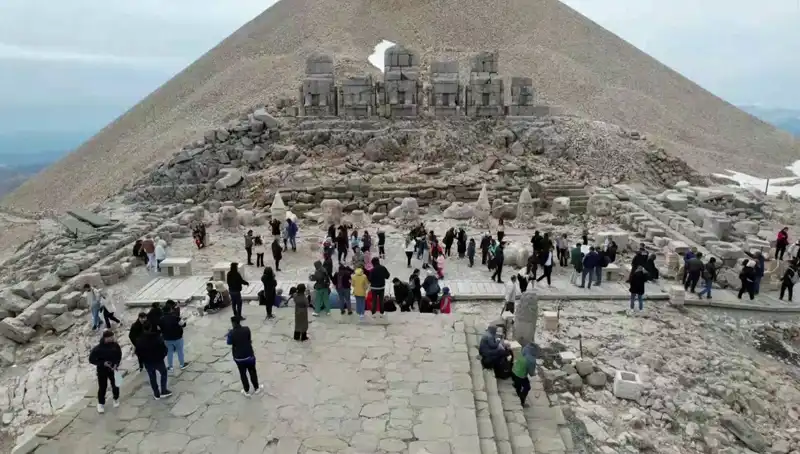 Bayramda Nemrut Dağı’na Akın: En Kalabalık Ziyaret Günleri Yaşandı