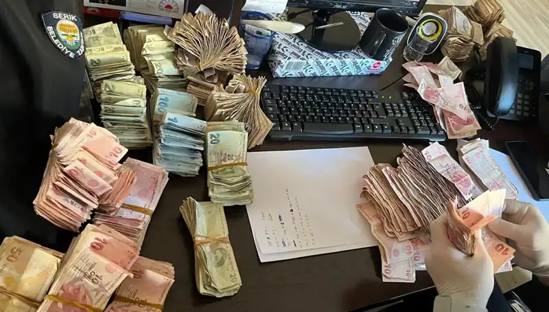 Bir Dilencinin Kıyafetinden Çıkan Yüz Binlerce Lira Şok Etti