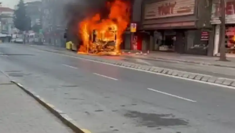 Ümraniye'de Korkutan Yangın: Bir Bina Bir Anda Alev Alev Yandı