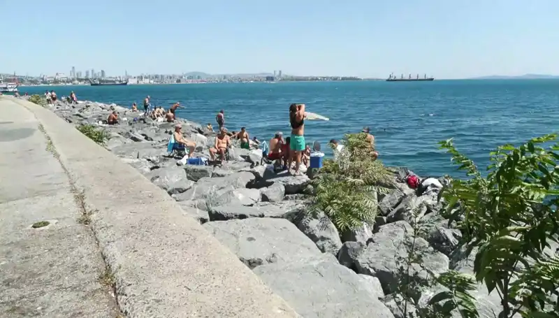 İstanbul'un Sıcak Güneşi: Hemşehriler Sahillere Akın Etti