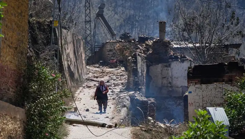 İzmir ve Bilecik’te Yangın Felaketi: 415 Bina Kül Oldu!
