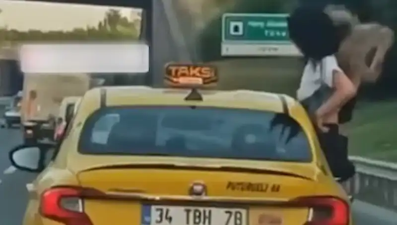 TEM Otoyolu’nda Taksinin Camından Sarkan Şaşırtıcı Görüntüler!