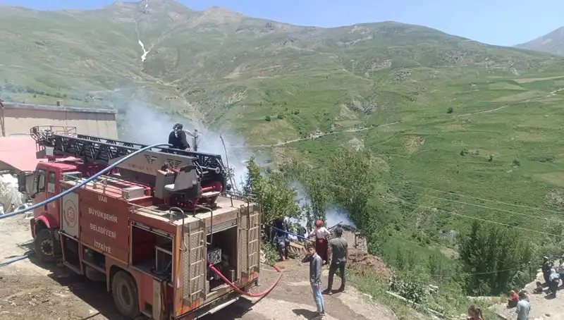 Van'da Evde Çıkan Yangında Bir Çocuk Acı Bir Şekilde Hayatını Kaybetti