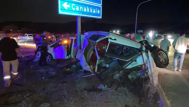 Çanakkale'de Feci Kaza: İki Otomobil Çarpıştı, Yaralılar Hastaneye Kaldırıldı!