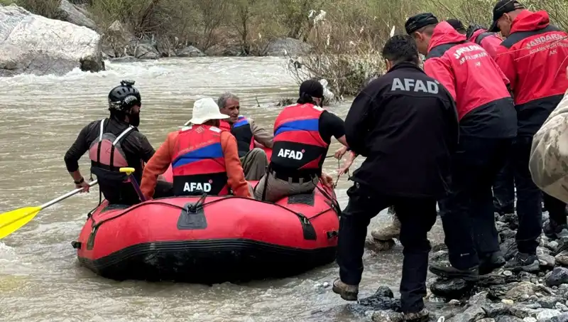 Zap Suyu Kenarında Mahsur Kalan 4 Kişiyi Kurtarma Operasyonu Başarıyla Tamamlandı