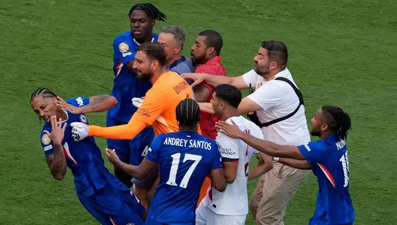 Dev Finalde Şok Eden Anlar: Teknik Direktörden Futbolcuya Yumruk!