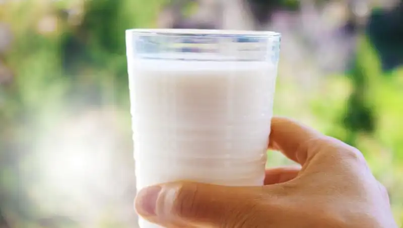 Süt Şişkinliğe Neden Olur Mu? Uzman Doktor Cevapladı!