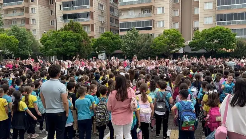 Öğrencilerden Annelere Duygu Dolu Sürpriz: Gözyaşlarıyla Kutlama