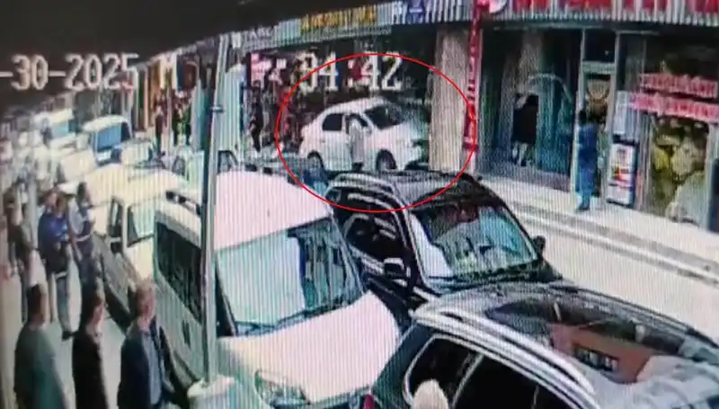 Alkollü Sürücünün Mağazaya Girdiği An: İki Çocuk Son Anda Kurtuldu