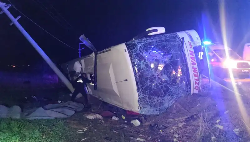 Van'da Yolcu Otobüsü Devrildi: 28 Yaralı, Kaza Anı Gergin Anlar Yaşattı