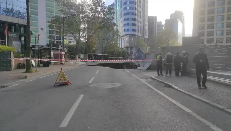 Sarıyer'de Heyelana Bağlı Yol Çökmesi: Cadde Otoyola Kapatıldı!