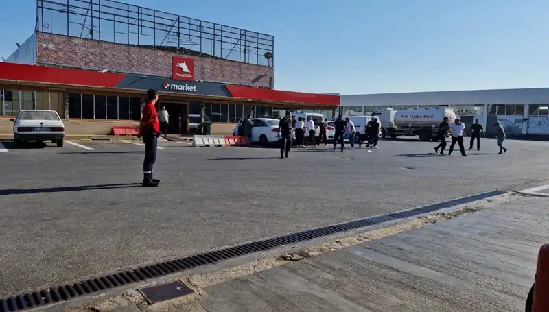 İki Aile Arasında Omuz Atma Kavgası: Akaryakıt İstasyonunda Faciaya Ramak Kaldı!