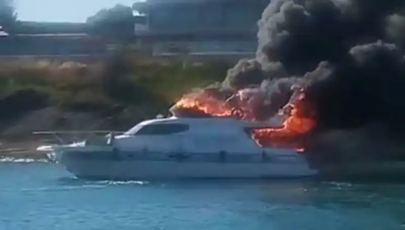 Çeşme Marina’da Motoryat Yangını: Yangın Neden Çıktı, Can ve Mal Kaybı Var mı?